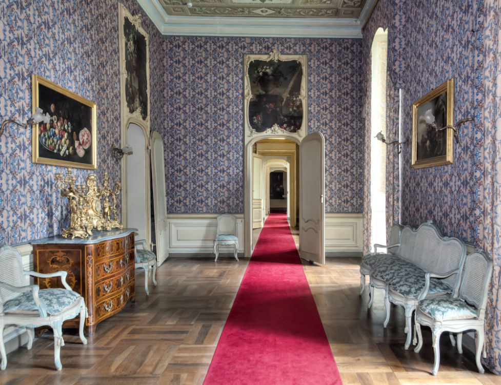 Foto di Paolo Gili<br>La Sala da Pranzo, adibita a Camera da Letto del Duca d’Aosta sul finire del Settecento, conserva ancora le decorazioni originali del soffitto e le sovrapporte con fiori attribuite a Francesco e Paolo Maria Antoniani, risalenti al 1775 circa. Successivamente, nell’inventario del Castello del 1908, l’ambiente risulta parte dell’Appartamento del principe Napoleone Luigi, figlio della Principessa Maria Clotilde e Napoleone Giuseppe Carlo Paolo Bonaparte.
