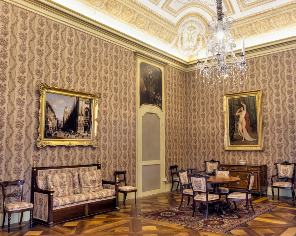 Foto di Paolo Gili<br>La Sala di Ricevimento, sul finire del Settecento, era adibita a Camera da Letto della Duchessa d’Aosta, e di quell’epoca si conservano le decorazioni della volta a padiglione. Tra gli arredi ancora presenti agli inizi del Novecento, quando vi soggiornavano i figli della principessa Maria Clotilde, risultano oggi le sovrapporte di Michele Antonio Rapous del 1775 circa, e il dipinto Pirro Armato attribuito a Giacomo Rossignolo risalente al XVI secolo.